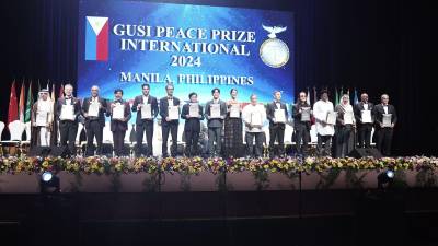 <b>Karim Qubain junto a los demás galardonados durante la ceremonia de premiación.</b>