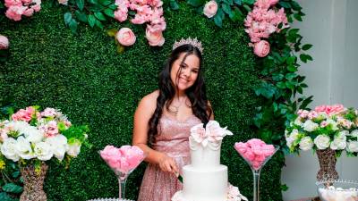 La bella cumpleañera Andrea Esther Lanza posa junto al hermoso pastel elaborado por JCBakery.