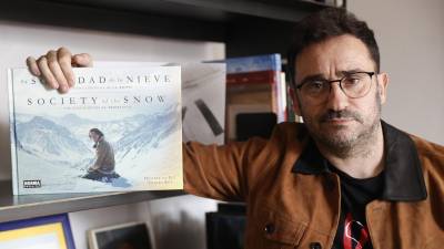 El cineasta Juan Antonio Bayona posa para EFE en su despacho de Barcelona tras conocer que su película 'La sociedad de la nieve', que narra la lucha de los supervivientes de la tragedia aérea de Los Andes, ha logrado este martes dos nominaciones a los premios Óscar de la Academia de Hollywood, entre ellos el de la mejor película internacional.