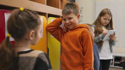 Ponga atención al comportamiento de sus hijos con sus compañeros para detener el bullying.