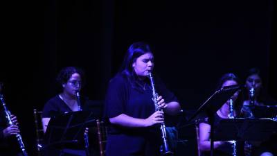 La Banda Sinfónica Femenina de SPS se presentó nuevamente en la Capital Industrial, con un público emocionado por recibir este regalo musical. Piezas como “Romance por Helena”, “Amapola”, “Tal vez”; “O mio babbino caro”y “Popurri folklórico” fueron parte del repertorio. Angie Licona, directora de la Banda, agradeció a todos por su apoyo al arte y la cultura, en una muestra que espera se vuelva a repetir a menudo.