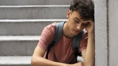 La salud mental de los jóvenes se ve interrumpida por diversos factores, principalmente por familiares y escolares.