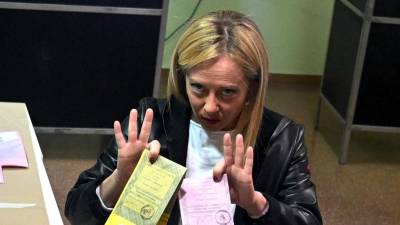 Giorgia Meloni cuando ejercía el sufragio en un colegio electoral.