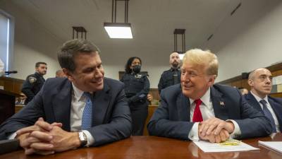 Trump junto a su abogado Todd Blanche en la corte de Nueva York.