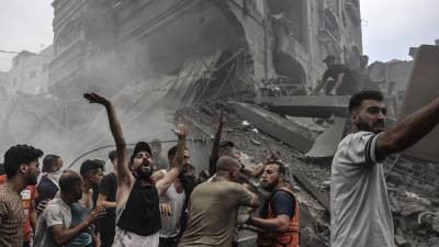 Palestinos buscan supervivientes después de un ataque aéreo israelí contra edificios en el campo de refugiados de Jabalia, en la Franja de Gaza.