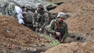 Militares ucranianos defienden posiciones contra las tropas rusas en Bajmut. Un video que muestra la decapitación de un prisionero de guerra en esta región causa indignación en la Comunidad Internacional.