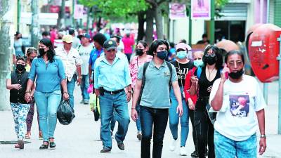 La Secretaría de Salud pide a la población que utilicen la mascarilla en lugares abiertos y cerrados ante nuevos brotes.