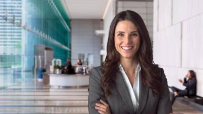 Los trajes de lino o algodón son ideales para mantenerse fresco y presentable.