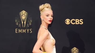 Anya Taylor-Joy, la estrella del aclamado drama ajedrecístico “Gambito de dama” (ganador a mejor miniserie).