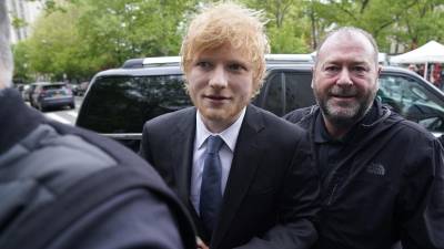 El cantautor británico Ed Sheeran llega este jueves al Tribunal Federal de Manhattan en Nueva York.
