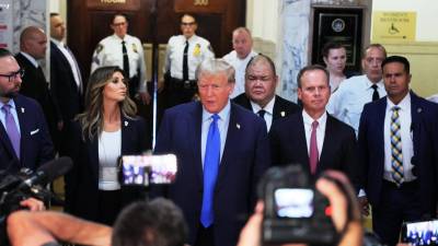 Trump junto a su equipo de abogados a su llegada a una corte en Nueva York para enfrentar un juicio por fraude.
