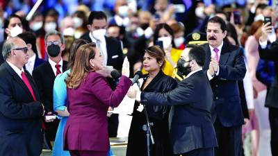 El expresidente Manuel Zelaya Rosales mostró ayer la banda presidencial que él recibió cuando asumió el poder en 2006 y exhibió seguidamente la nueva banda, con franjas azul turquesa, con la cual invistieron a la presidenta que rindió la promesa de ley ante una jueza.