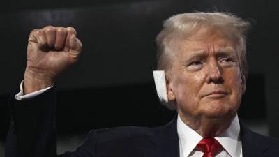 Trump lidera los sondeos de intención de voto tras sobrevivir a un atentado en su contra.