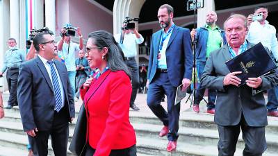 Ana Gabriela Contreras, Almerigo Incalvcaterra y Pedro Biscay, salen de Casa Presidencial tras el encuentro con Castro.