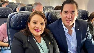 La presidenta de Honduras, Xiomara Castro, en un vuelo comercial junto a su hijo y asesor presidencial, Héctor Zelaya.