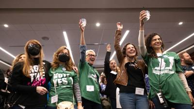 Activistas pro aborto celebran la consagración del aborto como un derecho constitucional por medio de un referendo en Ohio.