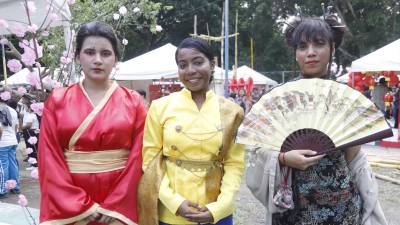 Los estudiantes portaron trajes alusivos a los utilizados en naciones del continente asiático.