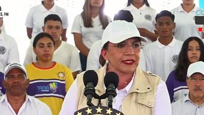 La presidenta de Honduras, Xiomara Castro, durante la inauguración de una cancha de grama sintética de fútbol.-
