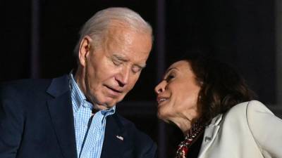 El presidente estadounidense Joe Biden (derecha) escucha a la vicepresidenta estadounidense Kamala Harris mientras observan el espectáculo de fuegos artificiales del Día de la Independencia.