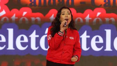 Donaciones, aplausos, música y amor entrelazan en cada rincón de la Teletón 2025. Desde el inicio de la transmisión, el ambiente que se vive en esta gran jornada solidaria refleja el compromiso y la devoción con el que Honduras responde, una vez más, al llamado de servir.