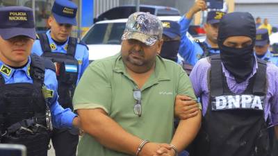 El motorista Milton Santos es custodiado por agentes de la Policía Nacional.