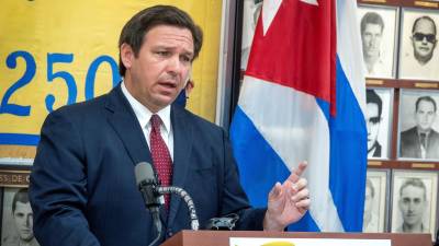 El gobernador de DeSantis libra una batalla contras las regulaciones federales anticovid-19