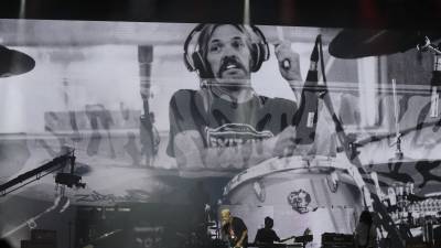 Fotografía de archivo de un homenaje a Taylor Hawkins, el baterista de la banda estadounidense Foo Fighters.