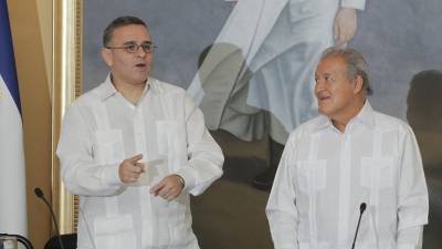 Los expresidentes de El Salvador Mauricio Funes (i) y Salvador Sánchez Cerén (d), fueron sancionados por EEUU.