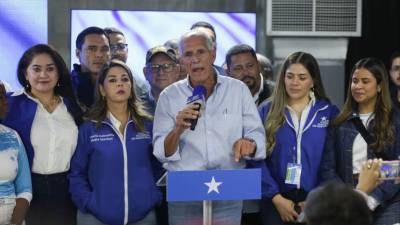 Asfura y dirigentes nacionalistas durante una conferencia de prensa el domingo.