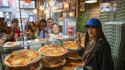 La cantante y compositora argentina, Nathy Peluso, reparte pizza en la pizzería Prince St para promocionar su nuevo álbum 'Grasa', este jueves en Nueva York (Estados Unidos).