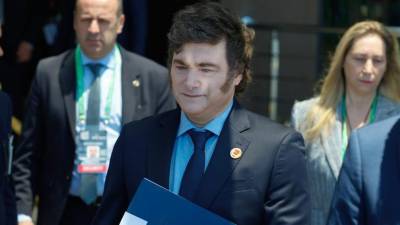 El presidente argentino, Javier Milei, camina a la salida del hotel Othon Palace, en la playa de Copacabana rumbo a la cumbre de G20 este lunes en Rio de Janeiro (Brasil).