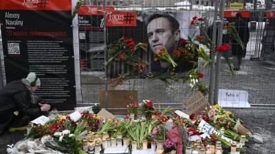 Seguidores de Alexéi Navalni llevan velas y flores a un monumento improvisado en Helsinki, Finlandia, el 17 de febrero de 2024.