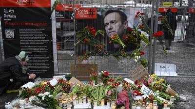Seguidores de Alexéi Navalni llevan velas y flores a un monumento improvisado en Helsinki, Finlandia, el 17 de febrero de 2024.