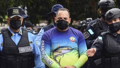 El hondureño Powery custodiado por policías en Tegucigalpa.