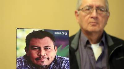 Fotografía que muestra un retrato del ambientalista hondureño Juan López (izq.), asesinado el 14 de septiembre de 2024.