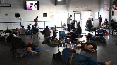 Personas sin hogar acuden a albergues en Phoenix para refugiarse de la ola de calor que azota el sur de EEUU.