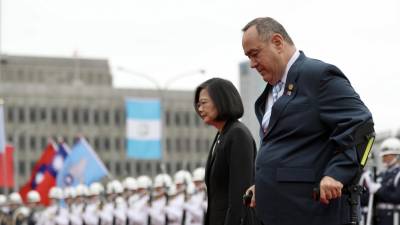 La presidenta de Taiwán, Tsai Ing-wen, y el de Guatemala Alejandro Giammattei.