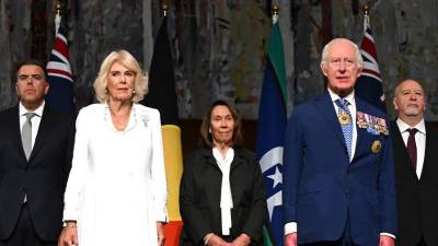 El rey Carlos III y la reina Camila durante a una recepción parlamentaria ofrecida por el primer ministro australiano, Anthony Albanese, en Canberra.