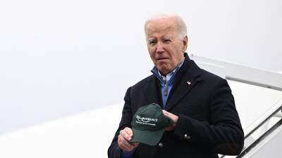 Biden busca reavivar sus bases tras la arrolladora victoria de Trump en las primeras elecciones internas.