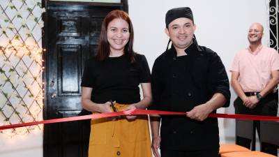 Los esposos Patricia López y Marvin Fernpandez posaron muy contentos durante la inauguración de su restaurante.