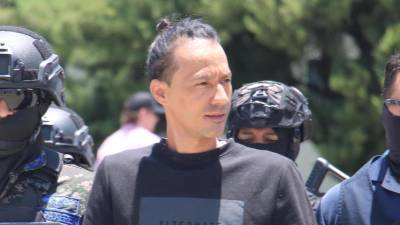 Orbin Alfredo Velásquez mientras es custodiado por policías.