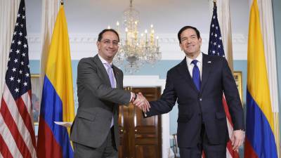 El secretario de Estado de Estados Unidos, Marco Rubio (d), posa junto al vicepresidente electo de Colombia, José Manuel Restrepo, previo a una reunión este miércoles, en el Departamento de Estado en Washington (Estados Unidos).
