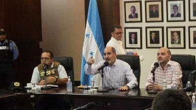 El ministro de Seguridad, Gustavo Sánchez, y el presidente de la CCIC, Eduardo Facussé.