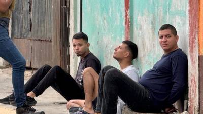 De los tres detenidos, el sospechoso del asalto es el de camisa gris, informó la Policía.