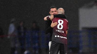 El abrazo entre Xavi e Iniesta en el partido amistoso.