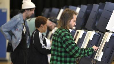 Personas votan anticipadamente en el Centro Comunitario Columbia Heights, en Wahington (Estados Unidos).