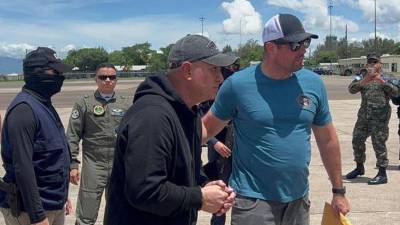 El exvicealcalde hondureño Mario José Cálix, alías ‘Cubeta’, fue extraditado este miércoles a Estados Unidos, que lo acusa de tráfico de drogas y uso de armas, una semana después de que la presidenta de Honduras, Xiomara Castro, diera “por terminado” el tratado de extradición con EE.UU.