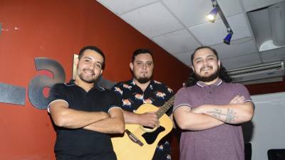 Andrés Turcios, Víctor Umanzor y Aziel Rodríguez visitaron la sala de Redacción de LA PRENSA y presentaron su nuevo tema musical “En el Tiempo”.