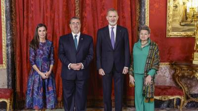 El rey Felipe y la reina Letizia posan antes de ofrecer un almuerzo en honor del presidente de Guatemala, Bernardo Arévalo de León y de la primera dama, Lucrecia Peinado.