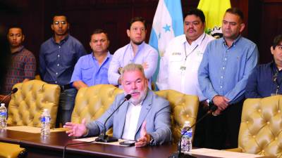 El alcalde Roberto Contreras dio ayer una conferencia de prensa. Foto: Rosa Galindo